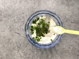 6、虾仁香葱饼,根据家人口味添加1g盐