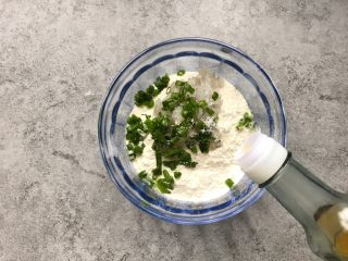 7、虾仁香葱饼,食用油5g