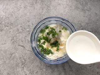 8、虾仁香葱饼,添加清水70g