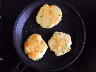 11、虾仁香葱饼,小火煎至两面金黄即可