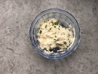 9、虾仁香葱饼,搅拌成偏软的面团