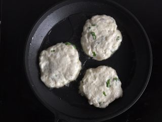 10、虾仁香葱饼,平底锅放油烧热、手沾水一下再取一个面团按压成大致圆形放平底锅（手沾水可避免面团粘手哦）