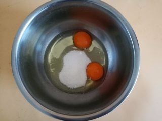 2、棒棒糖蛋糕,2.鸡蛋加入白砂糖打发
