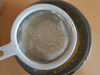 4、棒棒糖蛋糕,4.分两次筛入低筋粉，刮刀轻轻翻拌