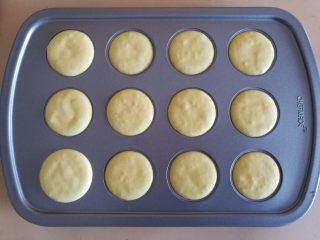 7、棒棒糖蛋糕,7.挤入棒棒糖模具中，比模具高一点就行了