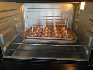 9、棒棒糖蛋糕,9.放入烤箱下层