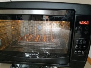 10、棒棒糖蛋糕,10.选择175度，25分钟即可！烤箱温度根据自家的烤箱脾气来