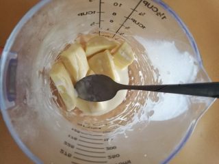 13、棒棒糖蛋糕,13.白色巧克力加一点淡奶油隔水融化