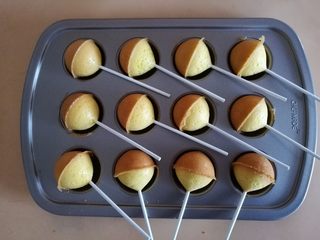 15、棒棒糖蛋糕,15.烤好的蛋糕拿出来放凉