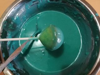 16、棒棒糖蛋糕,16.蛋糕在巧克力里面转一圈就拿出来