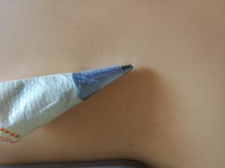 18、棒棒糖蛋糕,18.有银粉的白色巧克力放入裱花袋，挤在棒棒糖上面做装饰，最后放上糖珠，把银粉吹到棒棒糖上面。做装饰就可以了！