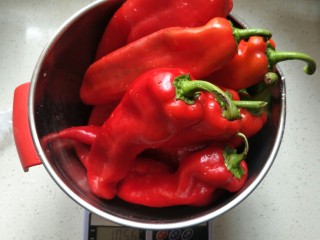 1、蒜香辣椒酱,鲜红的辣椒，先洗干净再去蒂。