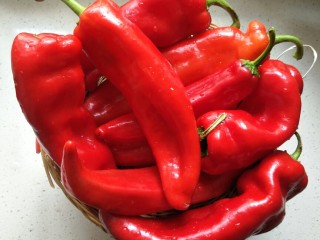 2、蒜香辣椒酱,洗净放小框里控水。颜色好漂亮。