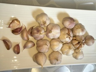 3、蒜香辣椒酱,紫皮大蒜，一般家里都会选择这个紫皮的大蒜，这样的蒜味浓郁。就像春天买韭菜专门挑选紫根韭菜一样。