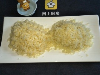 5、蒜香辣椒酱,姜和蒜分别切成沫，真的是考验刀功和耐心，这一粒粒都是我一点点切出来的。做美食是需要耐心的。