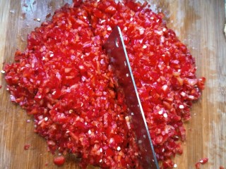 7、蒜香辣椒酱,家里有绞肉机就省事多了，我只能自己剁，慢慢的剁碎。