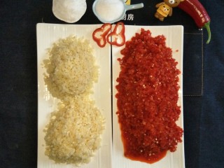 8、蒜香辣椒酱,所用的主材料都剁碎了，让它们排排队，一会就变样????