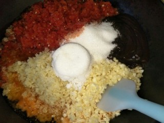 11、蒜香辣椒酱,所有的材料都放炒锅里，不加一滴水，中小火????熬20分钟。期间要适当搅动。不要糊底哈。