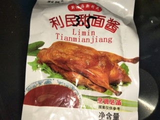 9、蒜香辣椒酱,甜面酱是调味品，不喜欢的朋友可以不加。但是如果省去甜面酱一定要增加盐的用量，