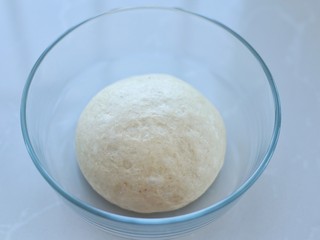 5、全麦辫子面包,将面团放入容器中，覆盖保鲜膜放到温暖处进行发酵