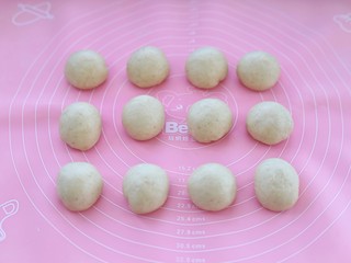 7、全麦辫子面包,将面团揉匀排气分成均匀的十二份，滚圆后覆盖保鲜膜松弛十五分钟