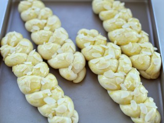 14、全麦辫子面包,在表面刷一层薄薄的蛋液，撒上扁桃仁片