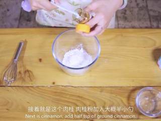 2、胡萝卜蛋糕,把面粉倒入碗里，倒入泡打粉、肉桂搅拌