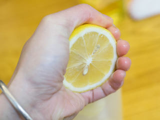 3、胡萝卜虾泥蛋卷,加入数滴柠檬汁、一小勺盐用料理机打成泥倒出备用