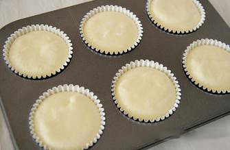 9、轻乳酪杯子蛋糕,将拌好的乳酪糊糊分倒入蛋糕模具9分满，将烤箱提前15分钟，160度预热。烤盘倒入约2公分的温水，放在烤箱下层，中层放上烤架。将蛋糕模具放在烤架上，用隔水烘烤的方式，160度烤30分钟左右， 直到表面出现轻微的烘焙色，立刻取出，使其中间出现自然的凹陷。