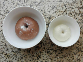 4、#猴赛雷#卡通猴子馒头,分别做好后盖上发酵至两倍大