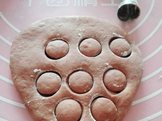 7、#猴赛雷#卡通猴子馒头,另一块可可面团擀开0.5厘米的厚度，用裱花嘴压出猴子的耳朵