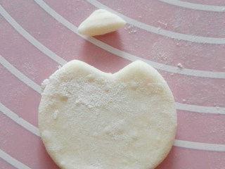 9、#猴赛雷#卡通猴子馒头,在圆形脸片部分压出一个小三角