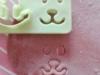 10、#猴赛雷#卡通猴子馒头,用剩下的可可面团擀薄，用表情模具压出脸部表情