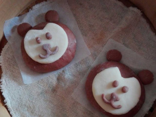 13、#猴赛雷#卡通猴子馒头,做好的小猴子放蒸笼醒发，醒好后上屉小火煮开水后，转中火蒸12分钟。蒸好后焖五分钟