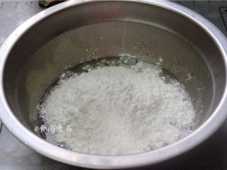 3、蓝莓水晶糕,加上400克水晶糕点粉，趁热搅均匀