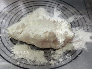 4、蓝莓水晶糕,拌好的面团放在案板上，再加上100克水晶糕点粉