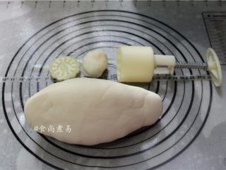 5、蓝莓水晶糕,揉至面团光滑柔软