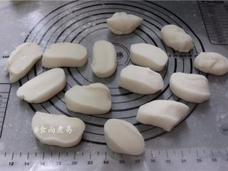 6、蓝莓水晶糕,平均分开若干个小面团、遮上湿布静置片刻