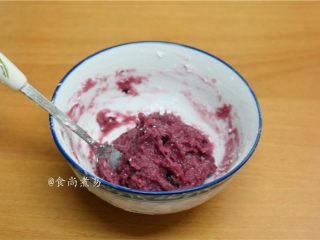 7、蓝莓水晶糕,蓝莓酱倒进碗里，加上少许淀粉拌匀