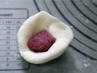 8、蓝莓水晶糕,取一个小面团，中间用拇指压一个窝，舀起一团拌好的蓝莓酱，包好搓圆