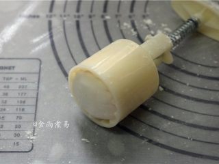 9、蓝莓水晶糕,将小面团塞入撒有干粉的模具内