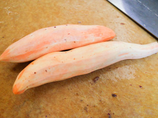 2、9个月以上辅食健康零食烤番薯片,	将番薯洗净去皮