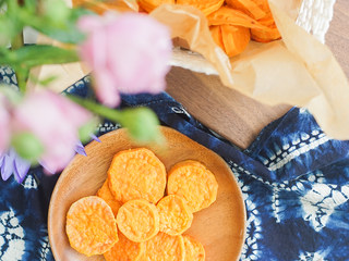 9、9个月以上辅食健康零食烤番薯片,切得番薯一定要厚薄一致，不然成熟度会有差别