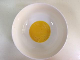 4、旺仔小馒头,在盆内加入30克鸡蛋液。