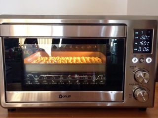 13、旺仔小馒头,入预热好的烤箱中，上下火160度，烤12分钟，具体温度依自己烤箱情况调整，最后3分钟注意观察小馒头表面上色情况，烤至表面微黄即可出炉。