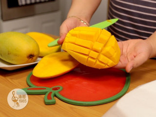 1、低脂芒果冰淇淋，脂肪含量仅有1％,在做冰淇淋之前要先准备好冻芒果，把芒果切成小块，摆放在铺了烘焙纸的盘子上