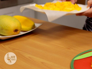 3、低脂芒果冰淇淋，脂肪含量仅有1％,接着放进冰箱里冻硬