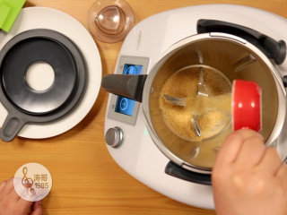 5、低脂芒果冰淇淋，脂肪含量仅有1％,有了冻芒果就可以开始做冰淇淋了，先把糖用料理机打成粉，我用的是原蔗糖，比白砂糖更健康，如果买不到你也可以用白砂糖