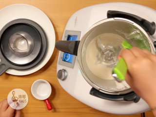 6、低脂芒果冰淇淋，脂肪含量仅有1％,然后用刮刀将料理机壁上的糖粉刮至底部