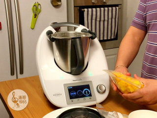 7、低脂芒果冰淇淋，脂肪含量仅有1％,接着从冰箱里取出冻好的芒果块，稍微压一压，把有可能粘在一起的芒果块分开后